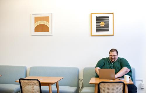 2型糖尿病合并肥胖，應(yīng)優(yōu)先考慮利于減輕體重或?qū)w重影響中性的藥物